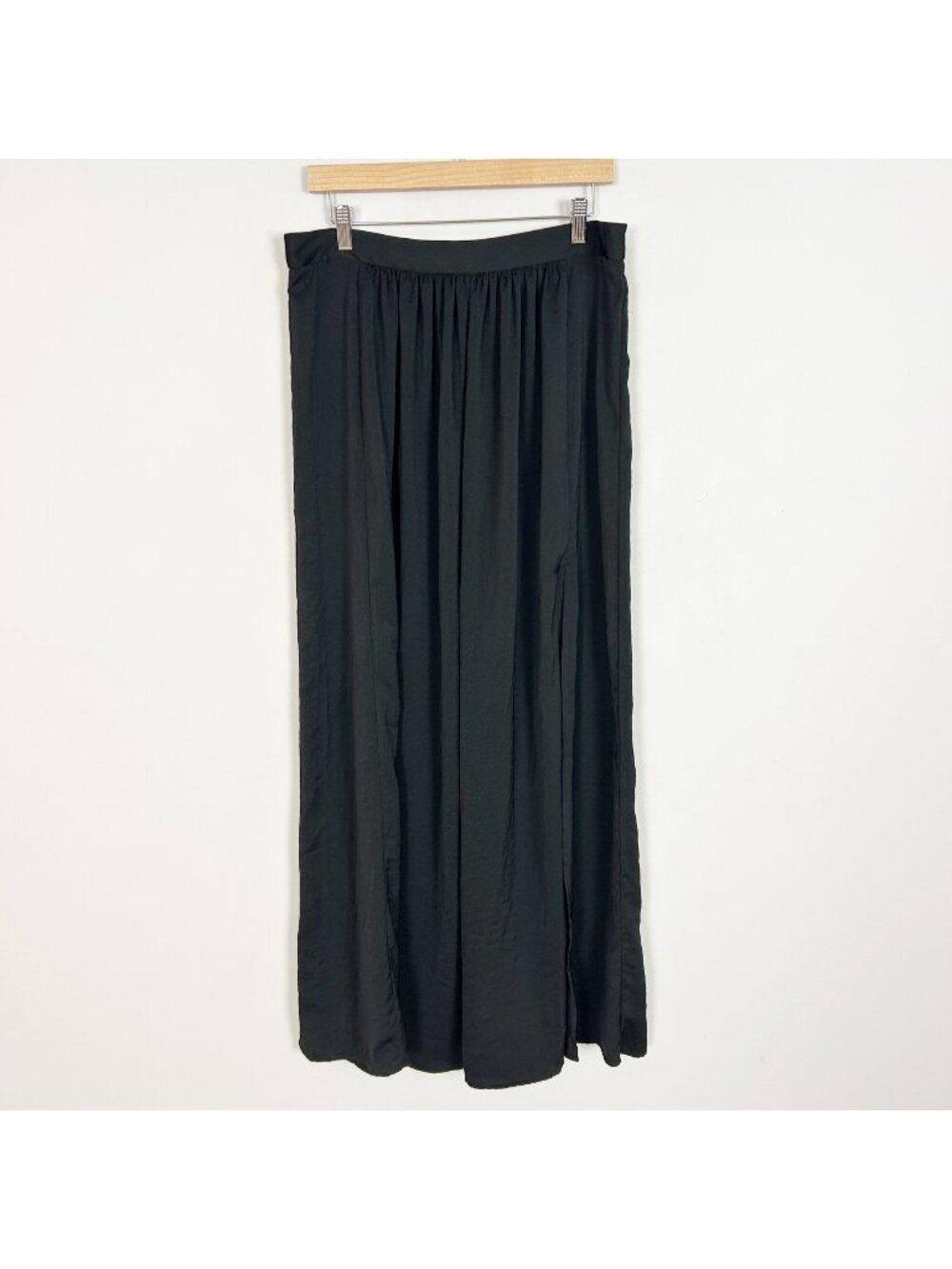 Victoria's Secret Black Satiny Flowy Maxi Skirt A-line Lightweight Size Large‎